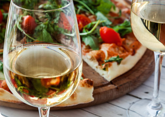 Pizza e vino: rosso, bianco o champagne, i vini giusti sono online!